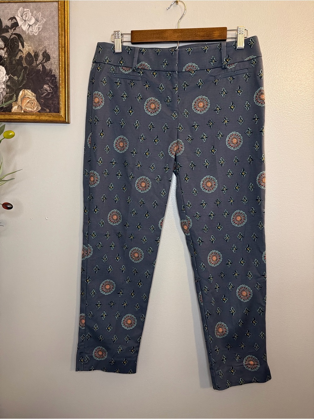 LOFT Marisa Medallion Print Ankle Pants Size 4 Blue Gray Stretch Boho - Picture 2 of 10